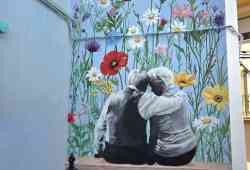 Calp rinde homenaje a sus mayores con un mural en el casco antiguo